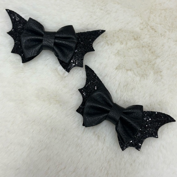 Bat 🦇 bows! - Picture 2 of 6